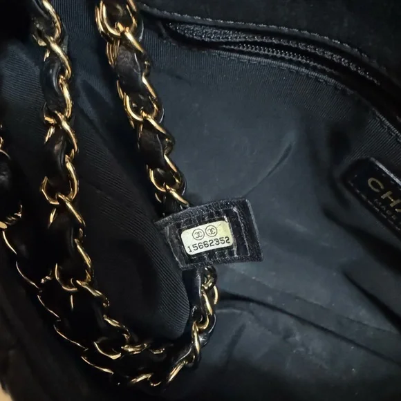 Black calfskin leather Chanel shoulder bag, gold hardware all round series 15 - Picture 3 of 15